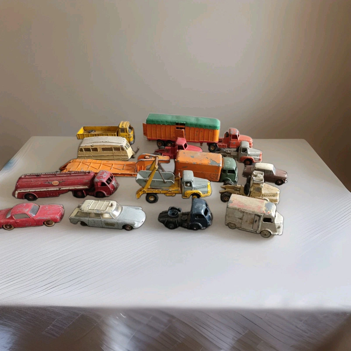 Lot Dinky Toys - Anciennes - Voitures, camions, remorque - à restaurer - Lot 1