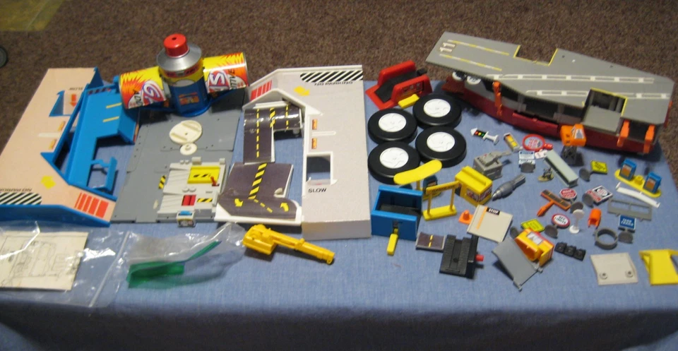 LOTE DE PROYECTO DE PIEZAS DE CONSTRUCCIÓN Y JUEGO DE MICRO MÁQUINAS GALOOB VINTAGE, SIN VEHÍCULOS Foto 2 de 4