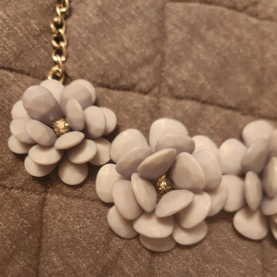 J. Collar Crew Original Madera Pintada Flor Blanca y Cristal Foto 2 de 3