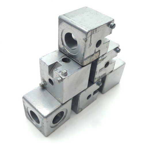 Lot of 6 80/20 14172 Aluminum Extrusion Cubic Corner, 2-Way, 40mm *Missing Peg*