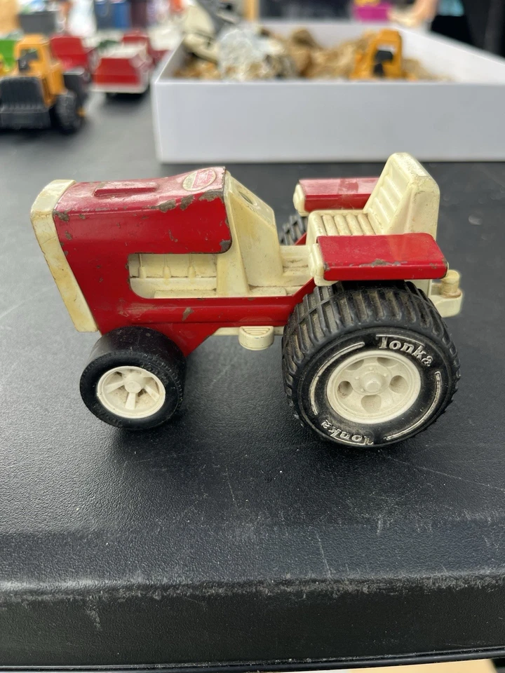 Винтажный красно-белый крошечный фермерский трактор Tonka 1970-е - Изображение 4 из 4