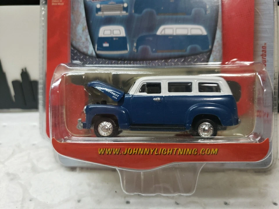 Chevrolet Suburban 3100 Truckin America 1950 Johnny Lightning en azul Foto 2 de 3