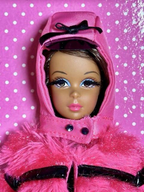 Fuchsia ‘N Fur Francie Barbie Doll NRFB 2011 Mattel W3517 Gold label