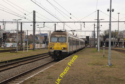Foto SNCB Belgische Eisenbahn 6x4 Class 80 EMU 371 kommt in Schaarbeek um 2023 1