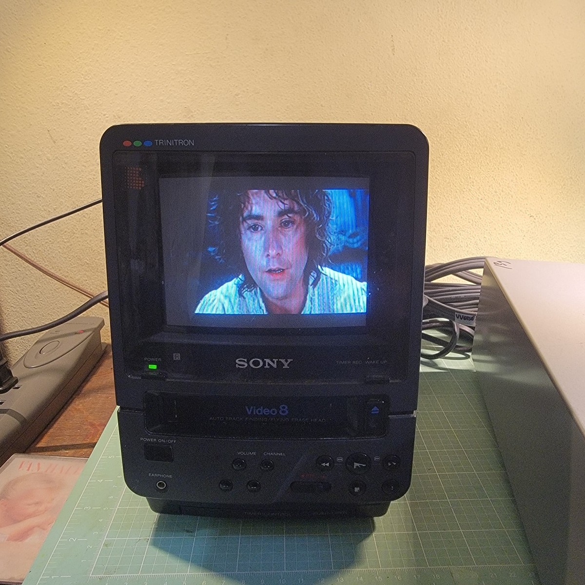 SONY Trinitron Video 8 COMBO TV works great tape doesn't