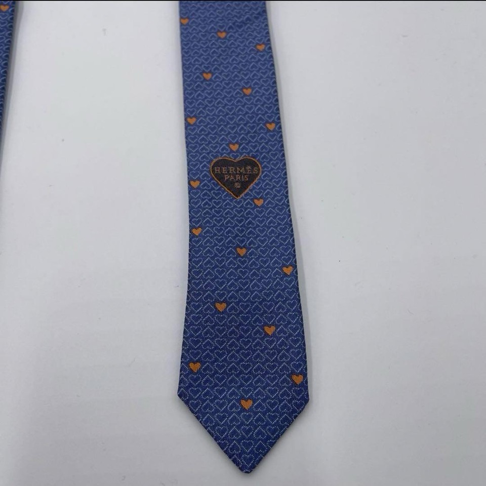 Cravate Hermès En Soie - Motif Cœur Et Trèfle, Bleu Marine Et Blanc, Occasion