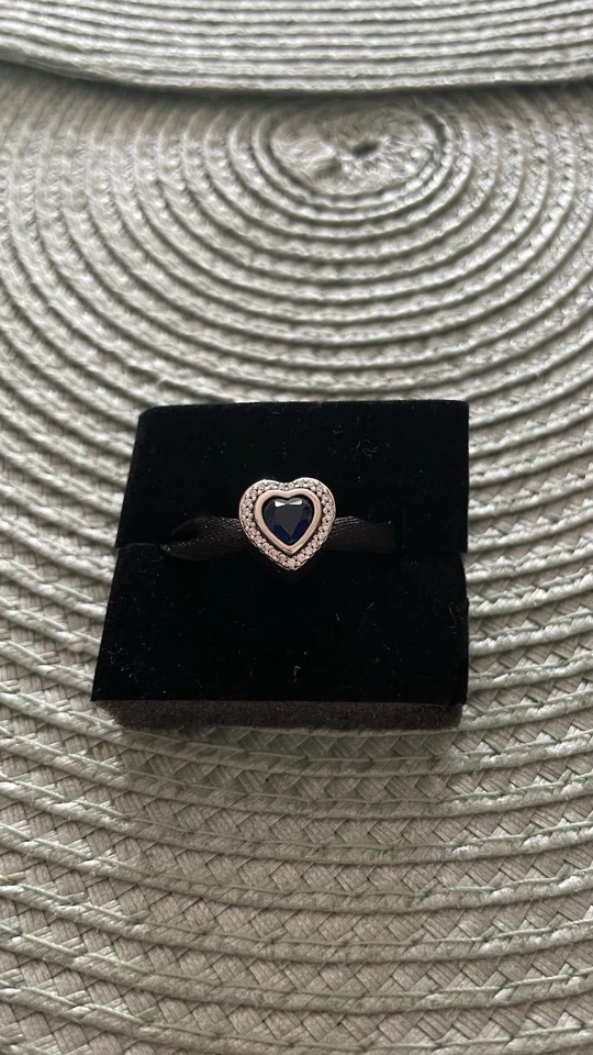 Pandora Charm Herz mit blauem Stein – Eleganter Blickfang💙