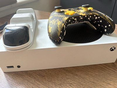 Microsoft Xbox One S 512Gb Weiß mit Controller schwarz/gelb