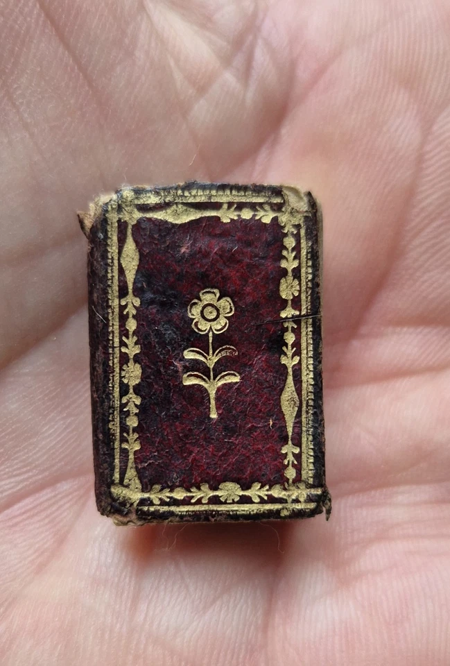 Rare French miniature Almanac 1836 'Les Fleurettes' illustrated, in gilt binding - Image 2 of 4