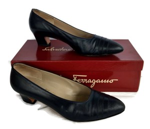 navy pumps size 8.5