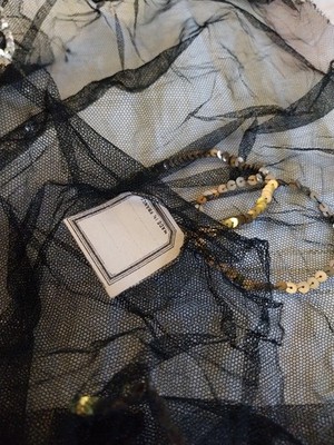 Neu, alter schwarzer Tüll bestickt und mit Goldmustern glitzernd Originaletikett