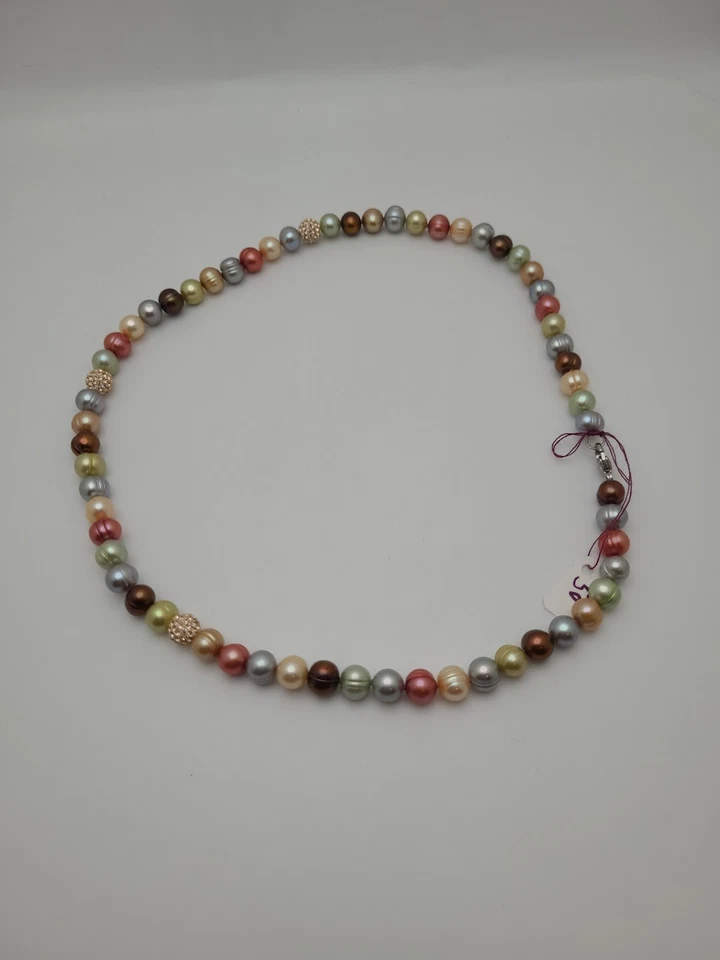 Elegante collar de cuentas de perlas naturales multicolor con detalles de cuentas de estrás Foto 3 de 4