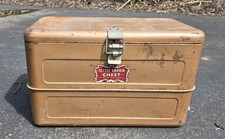 Enfriador de metal 1956 "Little Brown Chest" - cofre de hielo retro para camping