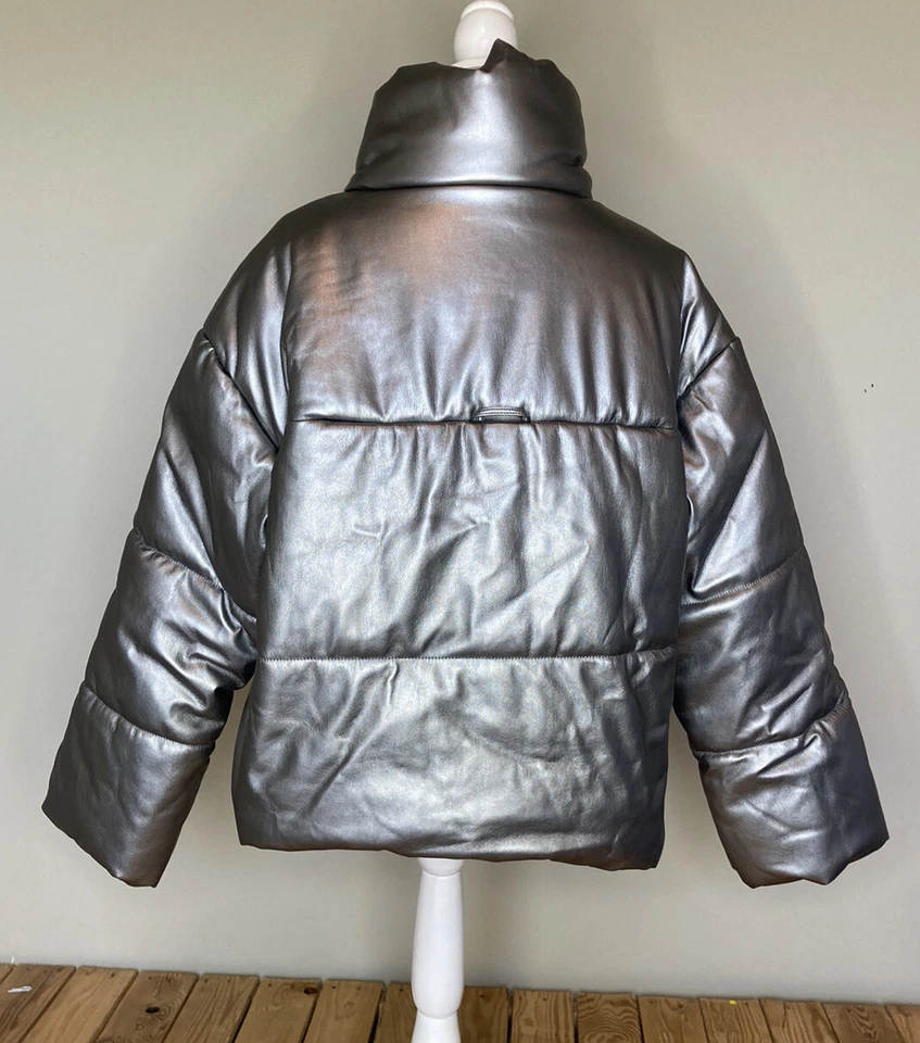 Casaco de couro sintético feminino International Concept novo com etiquetas US$ 189,50 tamanho G prata HG - Imagem 2 de 4