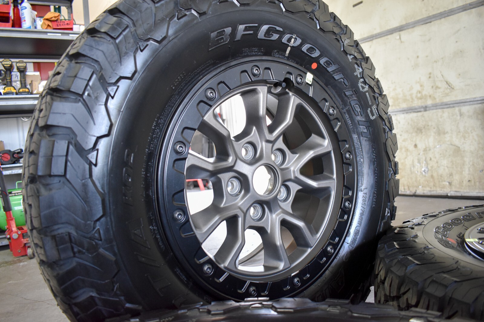 5)17'' 2023 JEEP WRANGLER GLADIATOR RUBICON OEM BEADLOCK WHEELS & TIRES