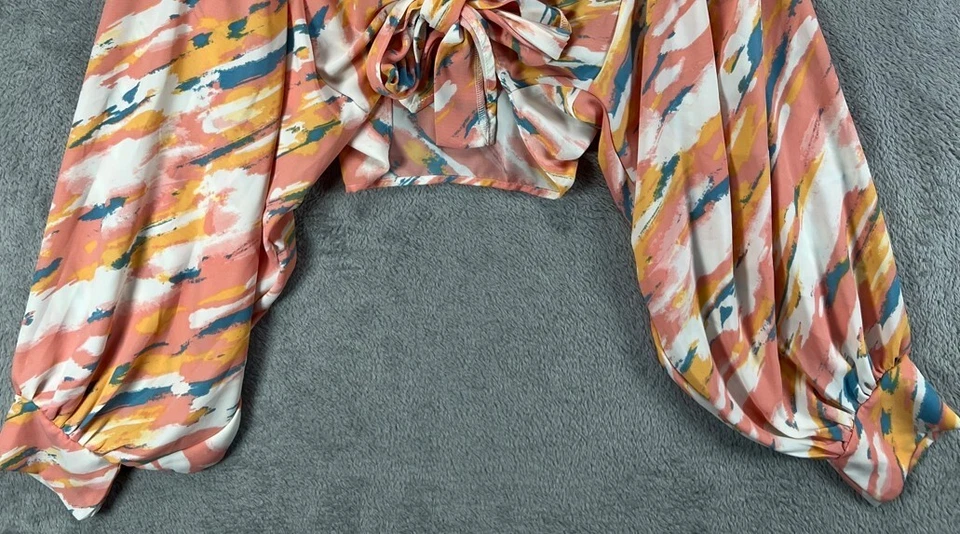 Blusa corta rosa abstracta manga globo con hebilla SAINTS & HEARTS para mujer Foto 4 de 4