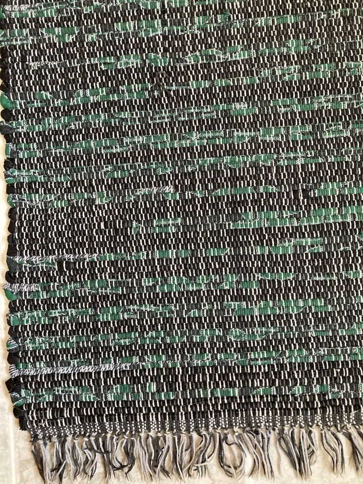 Черный и зеленый тряпичный ковер 100% хлопок, ручной работы 27 дюймов x 42 дюйма в длину - Изображение 2 из 3