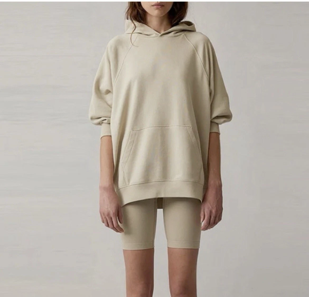 Felpa con cappuccio Fear of God Essentials 77 donna manica 3 4 beige marrone piccola