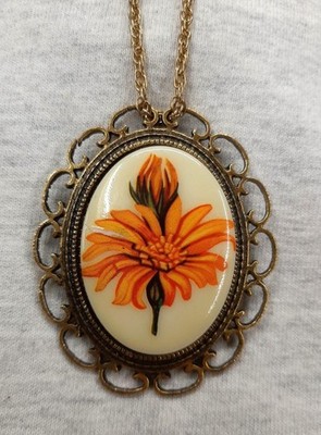 Loop Rim Cream & Peach Orange Open Starburst Decal Flower Goldtone Necklace Pin