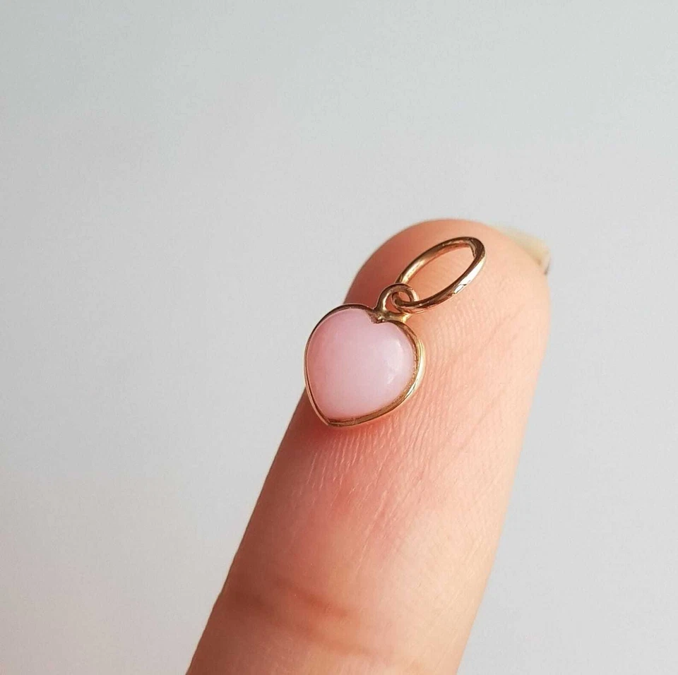 Colgante de piedras preciosas naturales hecho a mano con dije de ópalo rosa corazón oro macizo de 18k Foto 3 de 4