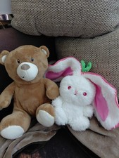 2 Plüschtiere Bär und Hase,