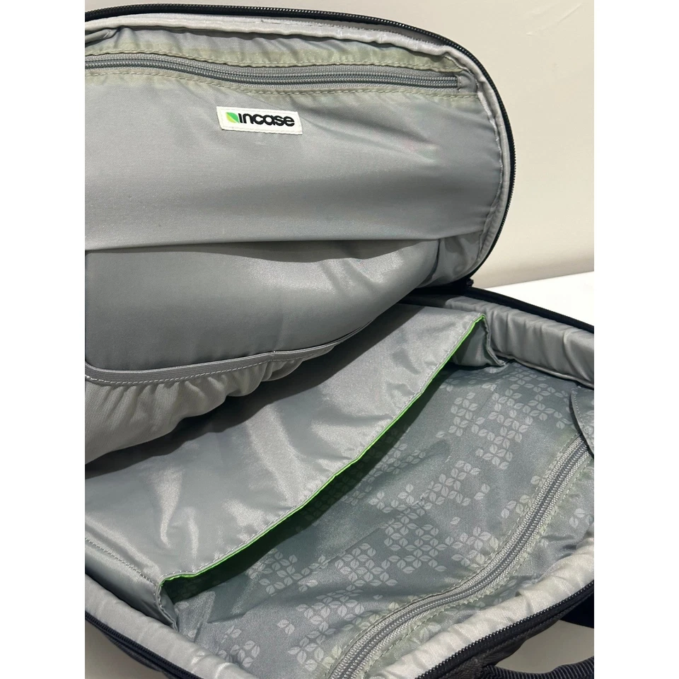 Bolso Mochila para Laptop Incase Icon Negro Nylon Tech Correa Ajustable Acolchada Espalda Foto 2 de 4