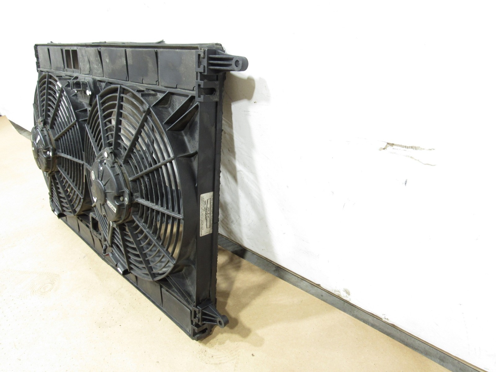02-06 Maserati Coupe GT 2004 4.2L Radiator Cooling Fan Shroud Motor Assembly |