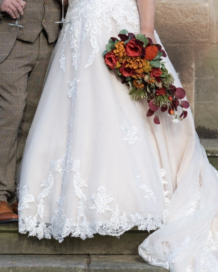 beautiful wedding dress fits size 14/16 - Image 3 of 4