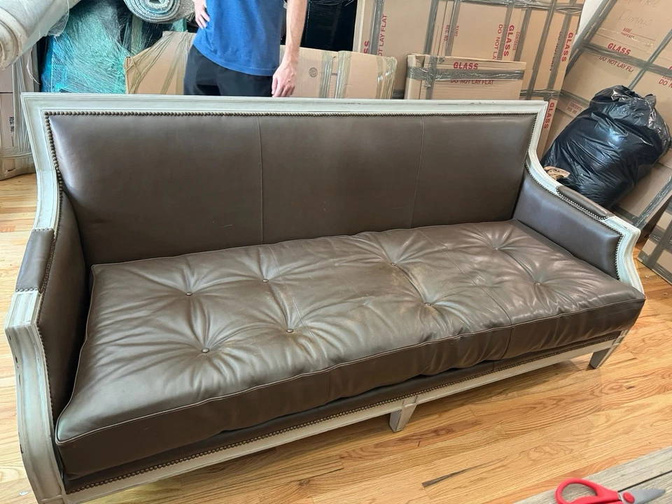Sofá de cuero marrón con brazos y patas de madera (ligeramente usado) Foto 2 de 4