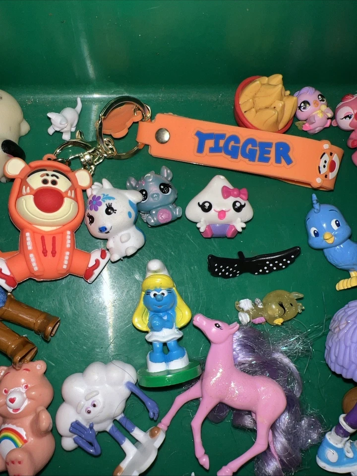 Lote de juguetes pequeños-Pokémon, Disney, Pitufos, McDonald’s, Care Bears Foto 4 de 4