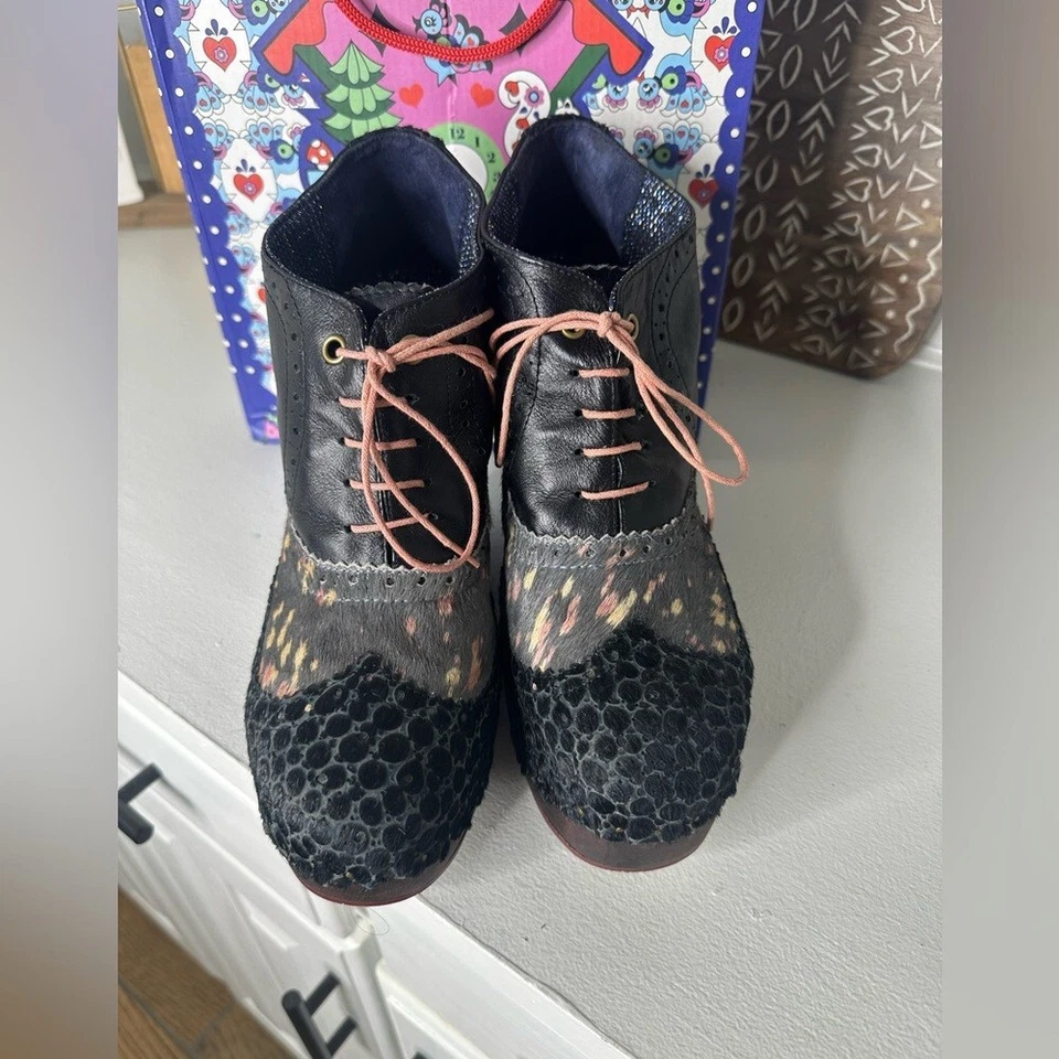 Irregular Choice What an Angel zapatos de cuña negros lavanda para mujer botines Foto 3 de 4