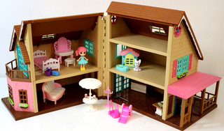 LI'L WOODZEEZ Honeysuckle Hillside Cottage Lights Inc Doll & Accessories #W9