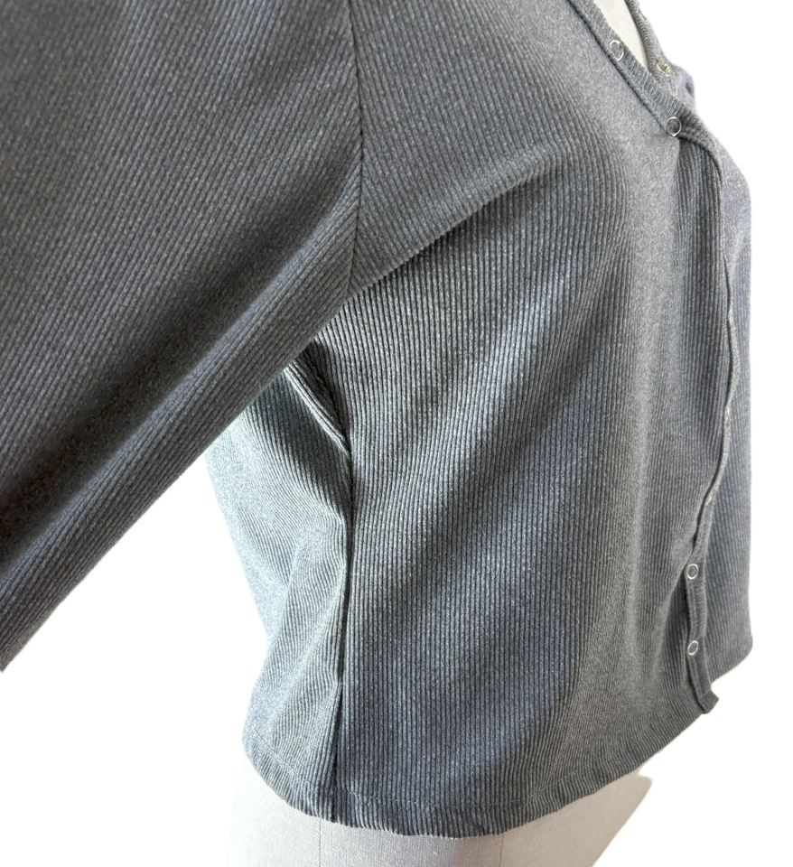 Cárdigan Recortado Rue 21 Teen Gris A Presión Con Botones Manga Larga Talla XL Foto 3 de 4