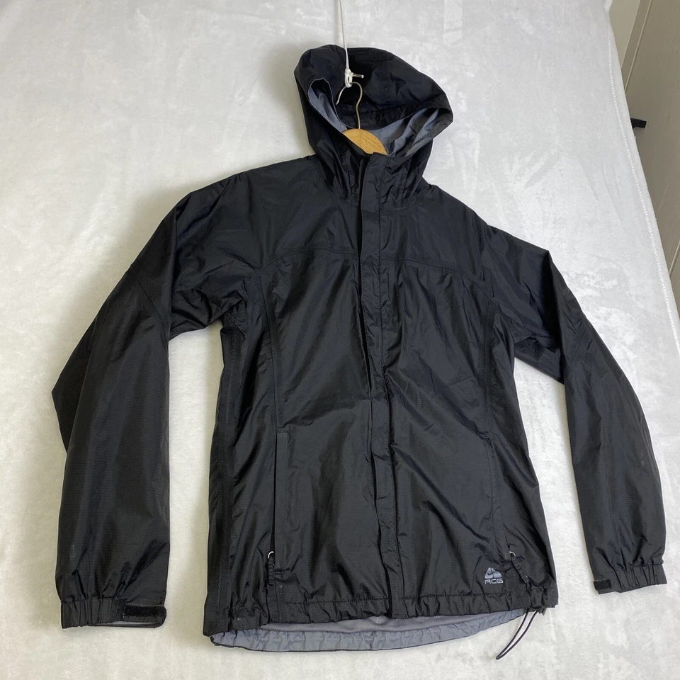 Chaqueta de lluvia Nike ACG Fit Storm para mujer mediana negra con logotipo de nailon con capucha cremallera completa Foto 2 de 4