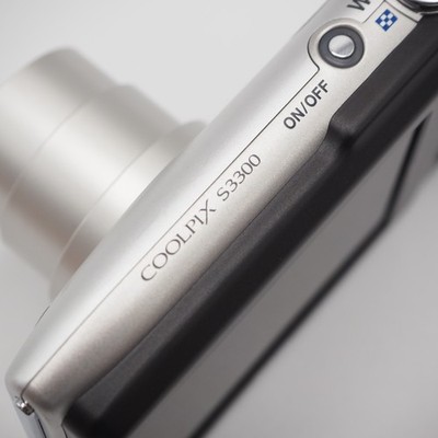 EXC+5] Nikon COOLPIX S3300 16MP Digital Camera Silver 6x Zoom