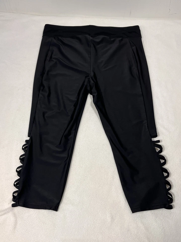 Leggings Torrid Active preta Capri plus size 2 bolsos com detalhe de malha cruzada - Imagem 4 de 4