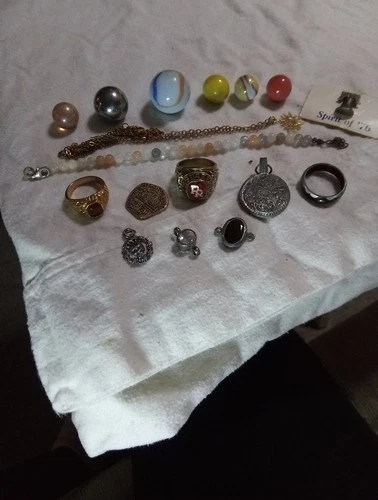 vintage gold tone costume jewelry vintage lot Of 17