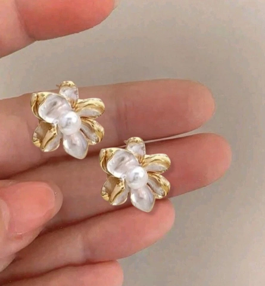 Pendientes Anthropologie Flor Perla Oro  Foto 2 de 4