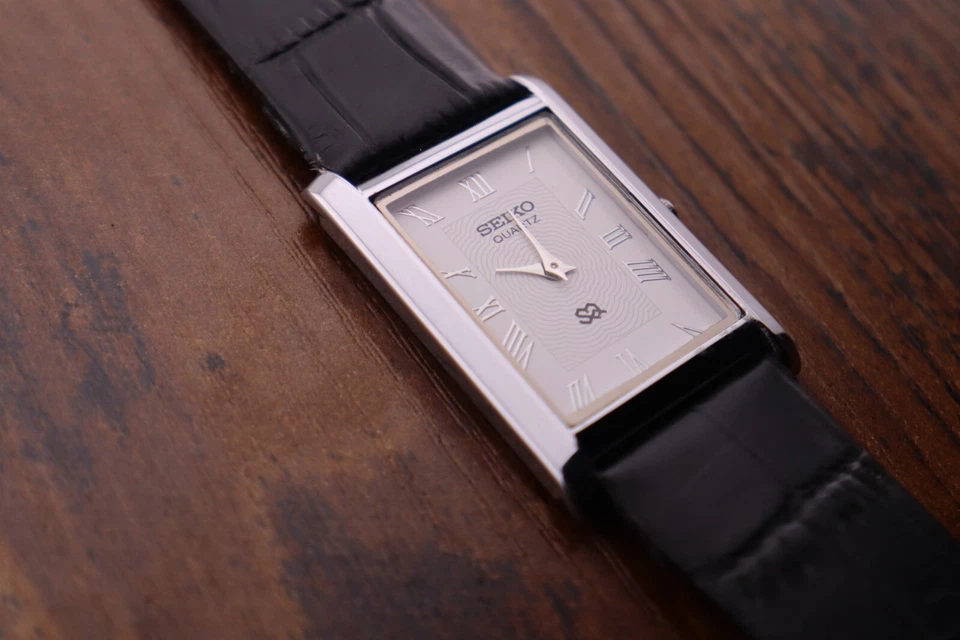 Reloj de vestir vintage de cuero negro con esfera blanca ajustado de cuarzo Seiko para hombre Foto 2 de 4