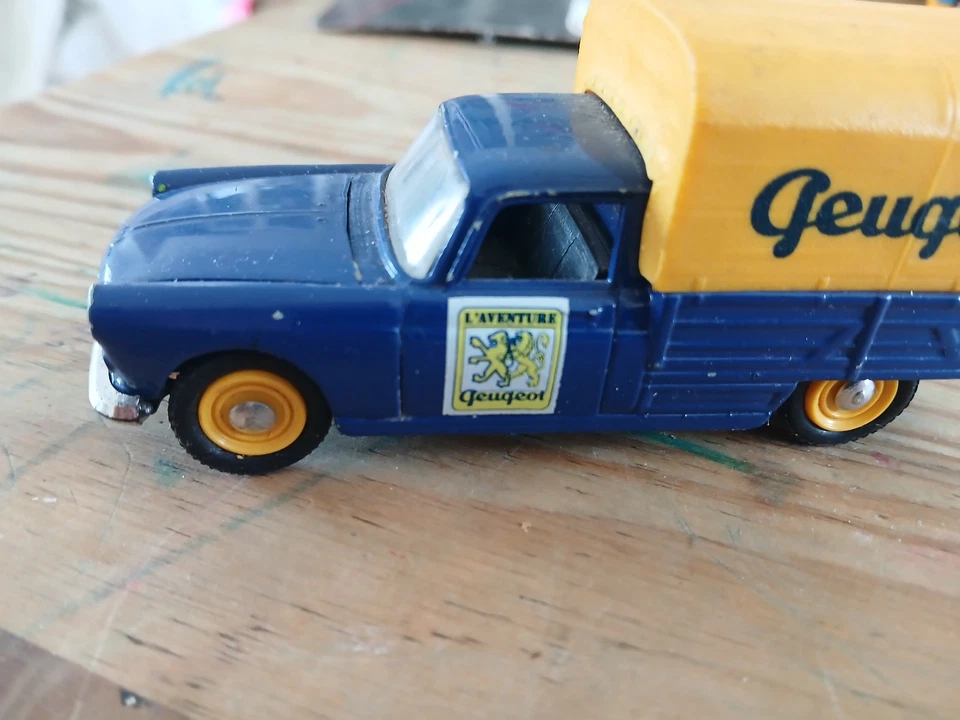 ELIGOR SURBER VOITURE PEUGEOT 404 PICK UP BACHE PUB L'AVENTURE PEUGEOT 1/43 - Photo 2/4