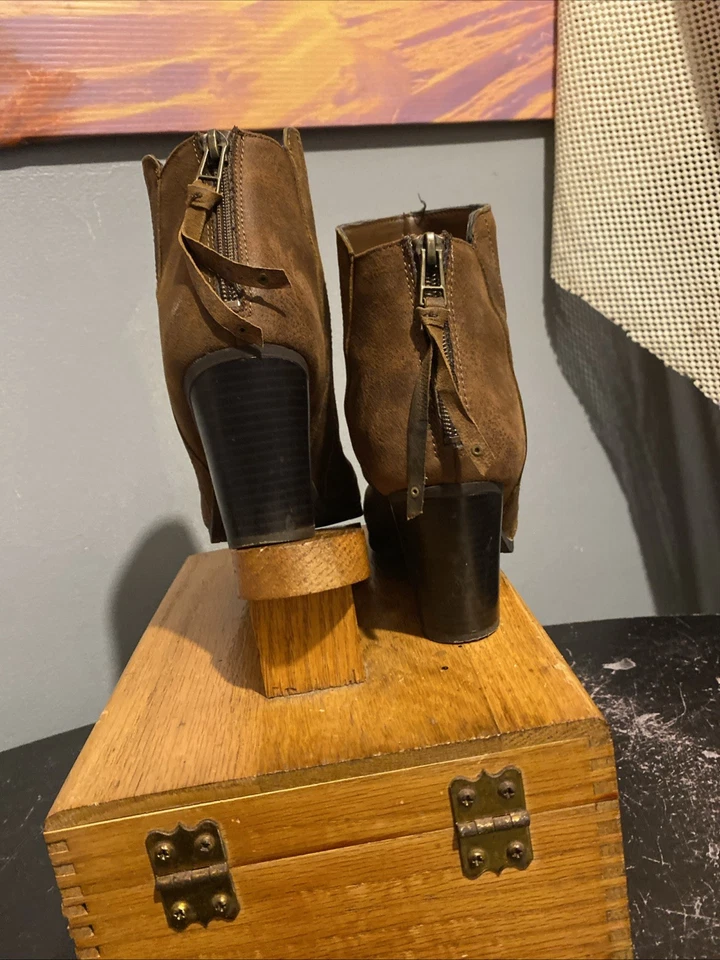 Botas femininas Bar III Jillian panturrilha média couro tornozelo 3” salto marrom zíper traseiro - Imagem 3 de 4