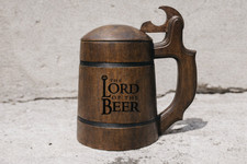 Holzkrug mit Deckel &bdquo;Lord of the Beer&ldquo; &ndash; Krug im Stil von Der Herr der Ringe |