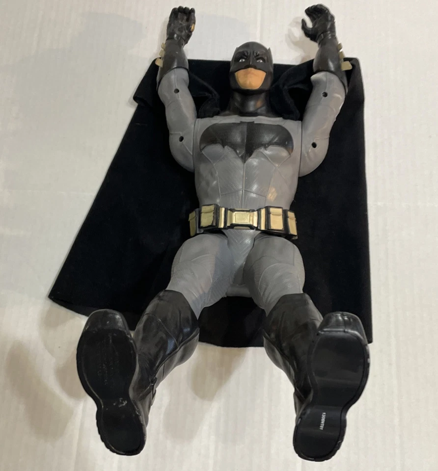 "Figura de acción Batman 2015 20"" detallada gris con accesorios negros cinturón dorado-DC Comics" Foto 4 de 4