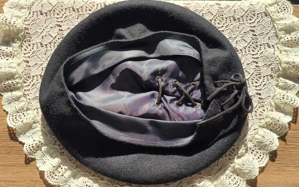 Boina negra con cordones de colección Foto 3 de 4