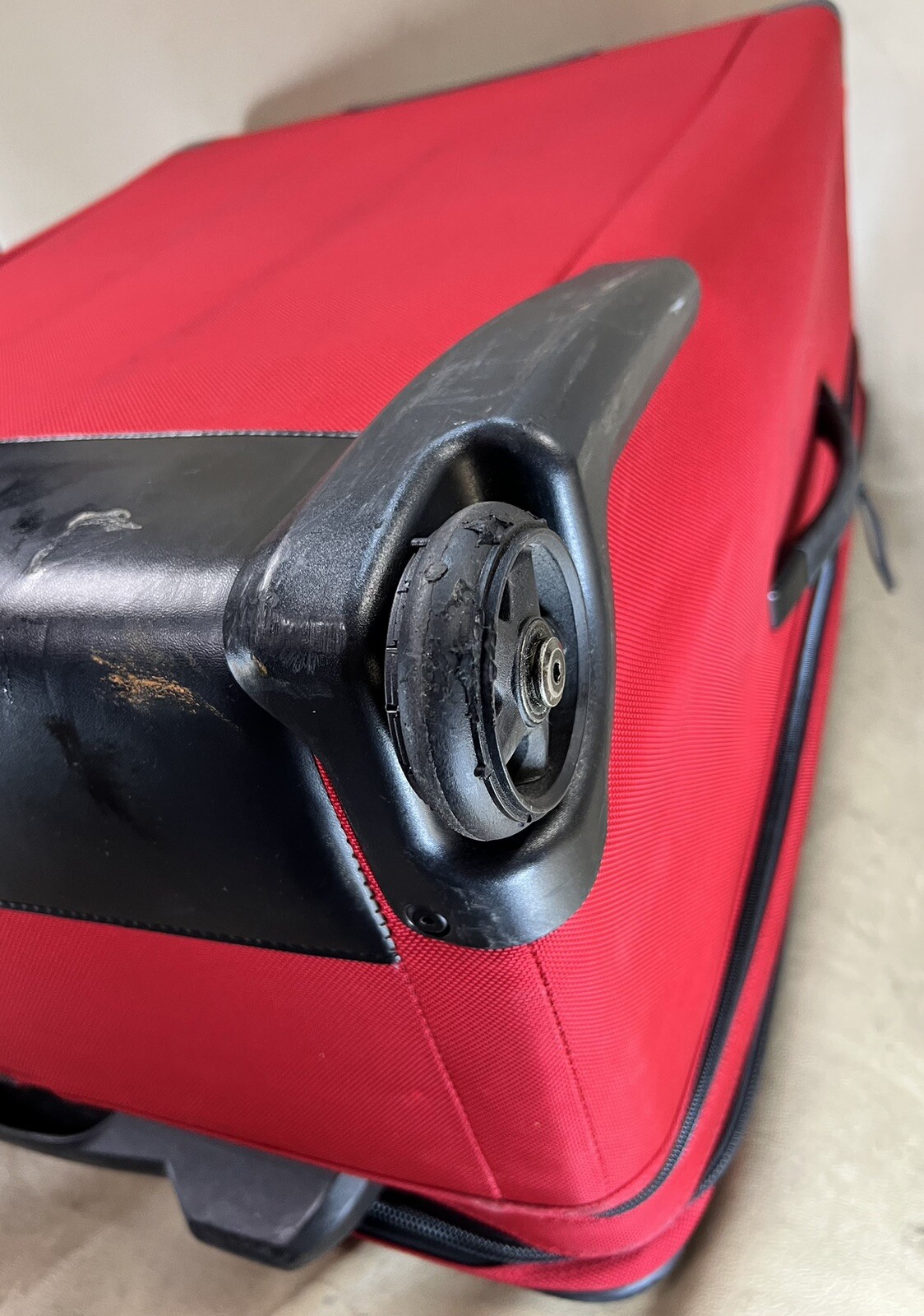 Victorinox Mobilizer NXT Red 30&rdquo; Upright Wheeled Extended Trip Suitcase X-large