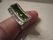 STERLING SILVER RING WITH GREEN STONES/CRYSTALS - 12g - SIZE 7 - SC-10