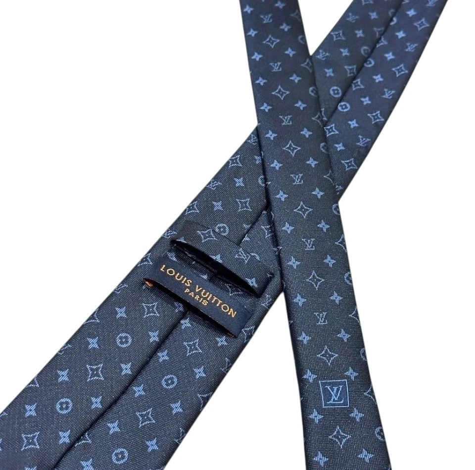 Corbata Louis Vuitton seda 100 %, corbata monograma LV, corbata azul oscuro Lv  Foto 3 de 4