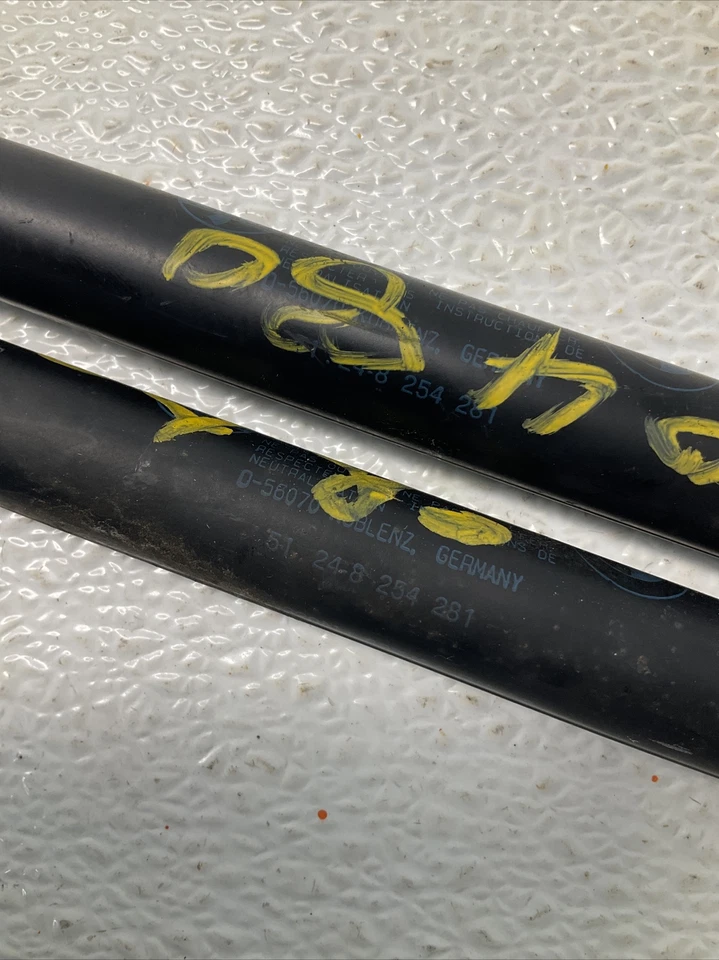 2007 Mercedes-Benz E550 OEM TAMPA DO PORTA-MALAS SUPORTE AMORTECEDOR 8 254 281 - Imagem 3 de 4