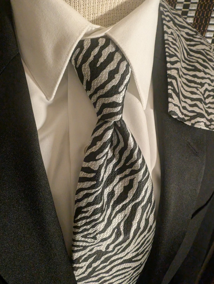 Conjunto formal de corbata y cuadrado de bolsillo con estampado de cebra y negro blanco con patrón animal para hombre Foto 2 de 4