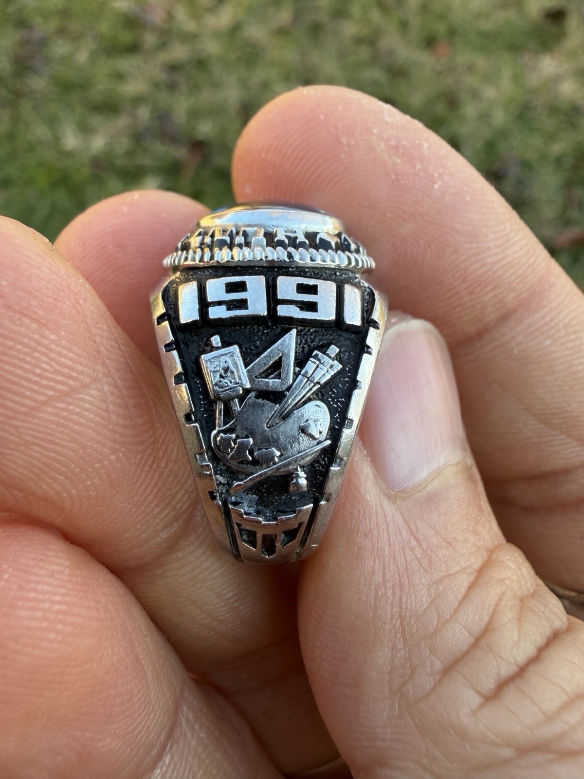 Hunter Huss High School Class Ring - image 5